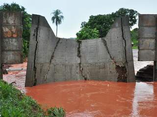 Barragem do córrego Sóter não suportou volume de água e rompeu. (Foto: João Garrigó)