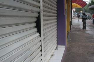Portas de loja foram amassadas no fim do protesto (Foto: Marcos Ermínio)