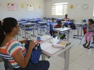Professora e alunos em sala de aula. (Foto: Arquivo/Agência Brasil) 