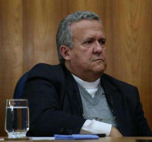 Queixas contra padre colocam fi&eacute;is em p&eacute; de guerra com Arquidiocese