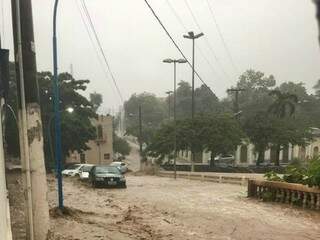 Rua alagada durante a chuva em Corumbá nesta quinta (Foto: Direto das Ruas)