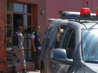 Fiscais da prefeitura e policiais fizeram &#039;batida&#039; em hotéis nesta quinta-feira. (Foto: Marcos Maluf)