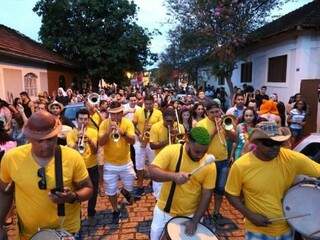 Grupos desfilando no Cordão Valu pelas ruas da Esplanada Ferroviária. (Foto: Arquivo/Marcos Ermínio)