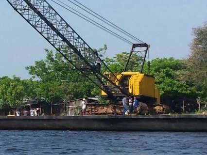 Autoridades brasileiras aguardam Marinha paraguaia retirar barco do rio 
