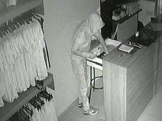 Câmera flagra homem abrindo gaveta para furtar objetos (Foto: Reprodução)