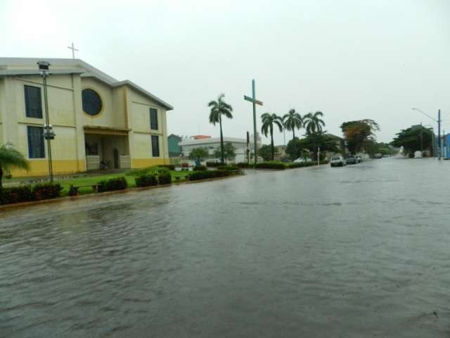 Chuva causa enchentes e inunda&ccedil;&otilde;es em Tr&ecirc;s Lagoas e "afunda" caminh&atilde;o