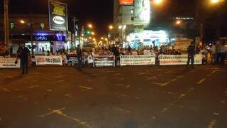 Protesto no centro de Campo Grande reuniu várias famílias de vítimas de violência (Foto: Ítalo Milhomem)