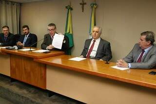 Paulo Corrêa apresenta documento em que JBS reconhece que não cumpriu acordo. (Foto: Victor Chileno/ALMS)