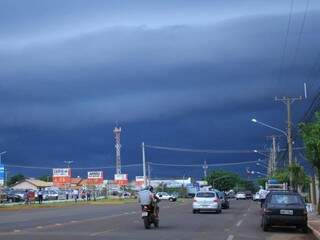 Por volta das 10h de hoje, o céu fechou na Avenida Presidente Vargas, próximo ao cemitério Santo Amaro. (Foto: Marina Pacheco) 