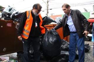 O prefeito colocou a mão no lixo literalmente durante ação do mutirão para limpar a região central da Capital (Foto: Marcos Ermínio)