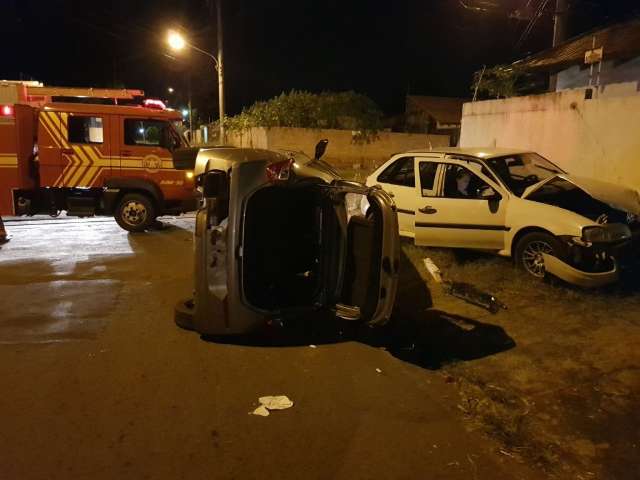 Ciclista se fere em acidente com carro capotado e outro batido em muro