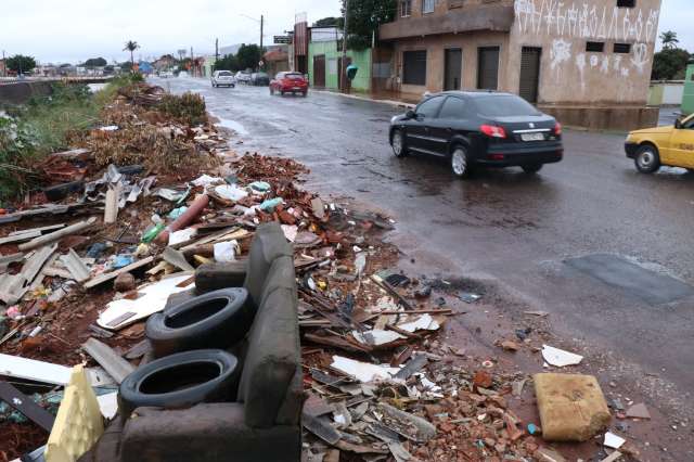 Chuva arrasta lixo e at&eacute; sof&aacute; &eacute; encontrado &agrave;s margens de c&oacute;rrego