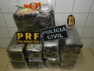Material apreendido foi encaminhado à Polícia Civil. (Foto: Angela Bezerra/Coxim Agora)