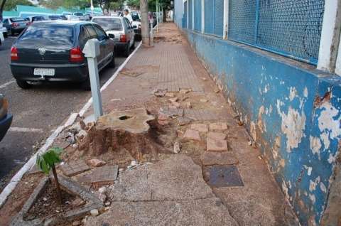 Justiça suspende lei que obriga município a consertar calçadas