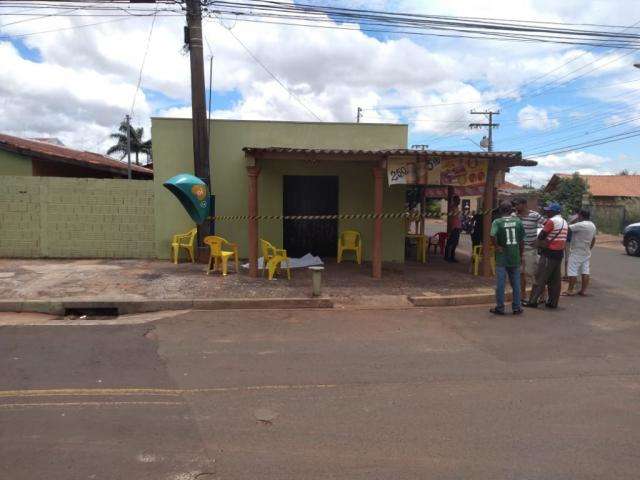 Homem leva facada dentro de bar e morre em frente ao local 