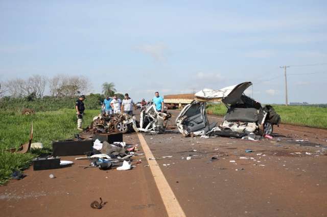 Motorista invade pista contr&aacute;ria e morre em carro destru&iacute;do por carreta