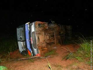 Ônibus tombou no acostamento. (Foto: Rádio Caçula)