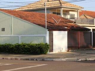 Hoje de manhã, os policiais amanheceram em uma casa na Rua Santana, em Campo Grande. (Foto: Marcos Ermínio) 
