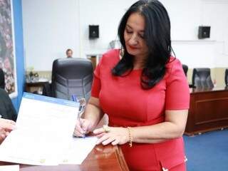 Denize Portolann assina termo de posse na Câmara de Dourados (Foto: Divulgação)