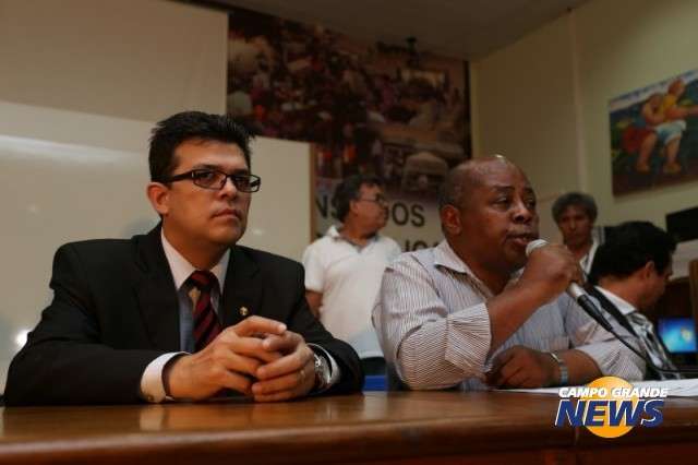 Professores amea&ccedil;am lotar caixa de mensagens de prefeito cobrando reajuste
