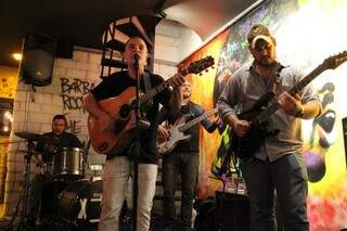 Fernando Morreu é banda que se apresenta toda semana em bar no Centro da cidade. (Foto: Arquivo Pessoal)