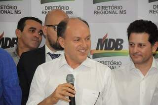 Junior Mochi, com o microfone na mão, assumiu candidatura do MDB(Foto: Paulo Francis)