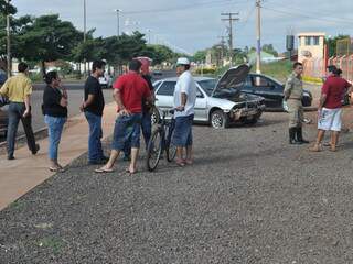 Populares conferem acidente na via. (Foto: Marcelo Beck) 