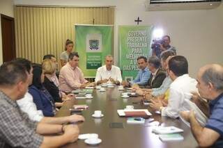 No sábado, Reinaldo (ao centro) convocou secretariado e anunciou nova pauta fiscal para o diesel. (Foto: Fernando Antunes)