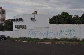 Profissionais de arquitetura não aceitou projeto da Fundação de Cultura que pretendia grafitar muros da escola, tomados por pichações. (Foto: Marcelo Calazans)