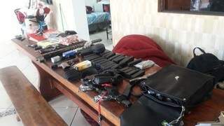 Armas apreendidas pela Senad em Salto Del Guairá (Foto: Divulgação)