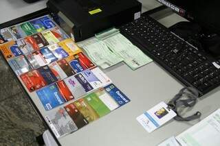 Equipe da Polícia Civil apreendeu cartões de crédito abertos em nome da empresa e vários holerites falsificados. (Foto: Marcos Ermínio)