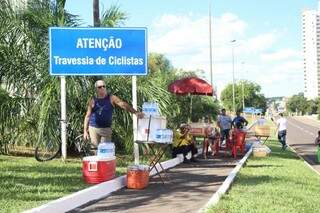 Para garantir dinheiro extra, o mecânico Rogério Rojas está na Afonso Pena vendendo água, refrigerante e cerveja. (Foto: Fernando Antunes)