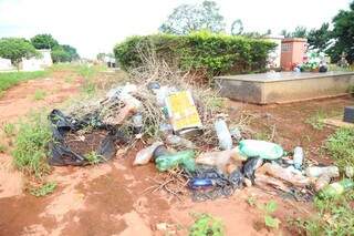 Lixo se acumula nos cemitérios com a falta de manutenção (Foto:Fernando Antunes)
