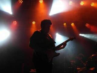 Anderson Rocha e sua guitarra &quot;inflamada&quot; foi uma das atrações na primeira noite do festival em Bonito. (Fotos: Gilson Rocha)