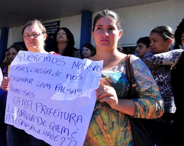H&aacute; um ano esperando casas, contemplados voltam a protestar na Caixa