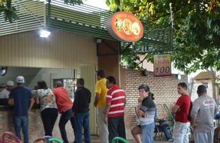 No bairro Tiradentes, local virou referência e clientes fazem fila para comprar. (Foto: Vanessa Tamires)