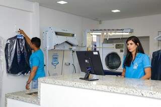 Por apenas R$ 10,00 a mais, os funcionários fazem a lavagem, a secagem e ainda entregam as roupas dobradas ao cliente.