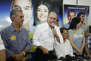Azambuja e Alckmin durante coletiva de imprensa na manhã deste sábado, em Três Lagoas. (Foto: Alexandre C. Mota)