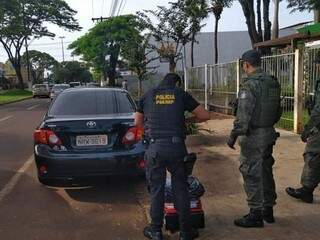 Policiais que participam da operação em Dourados recolhem documentos (Foto: Adilson Domingos)