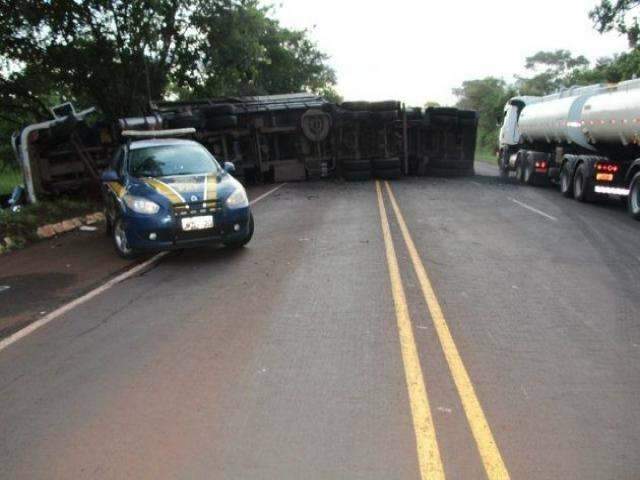 Acidente entre carro e bitrem mata jovem de 20 anos ap&oacute;s ultrapassagem 