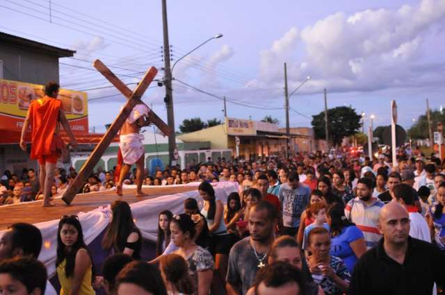 Com efeitos especiais, Paix&atilde;o de Cristo re&uacute;ne 3 mil fi&eacute;is nas Moreninhas 