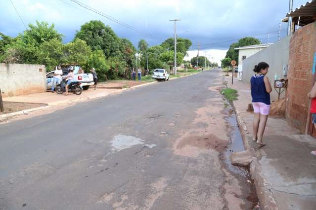 Garoto de 4 anos &eacute; atropelado por moto ao atravessar rua para pegar chinelo 