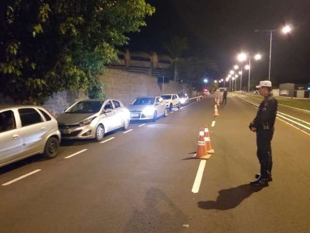 Blitz da Lei Seca prende 1 e flagra 22 que consumiram &aacute;lcool antes de dirigir