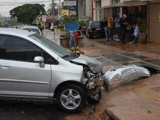 Os dois veículos ficaram com a parte da frente danificada. (Foto: Simão Nogueira)