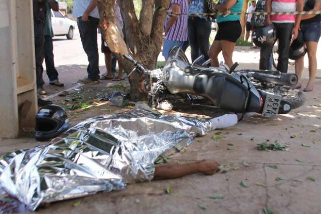 Motociclista perde controle de moto e morre ao colidir em &aacute;rvore 