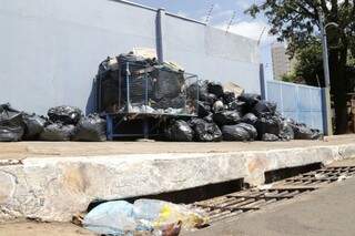 Com greve, lixo emporcalha calçadas de Campo Grande. (Foto: Gerson Walber)