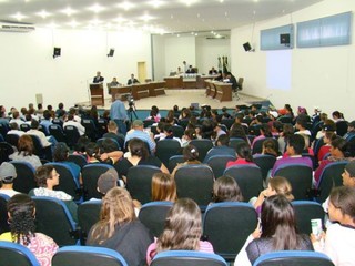 Câmara de Vereadores de Naviraí, onde testemunhas de defesa de cinco vereadores depõem hoje (Foto: Reginaldo de Souza)