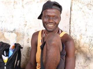 Momar saiu de Senegal em busca de um vida melhor para a família. (Foto: Fernando Antunes) 