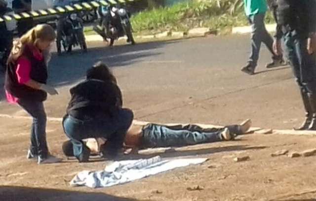 Homem de 32 anos &eacute; assassinado a tiros por ocupantes de carro preto 