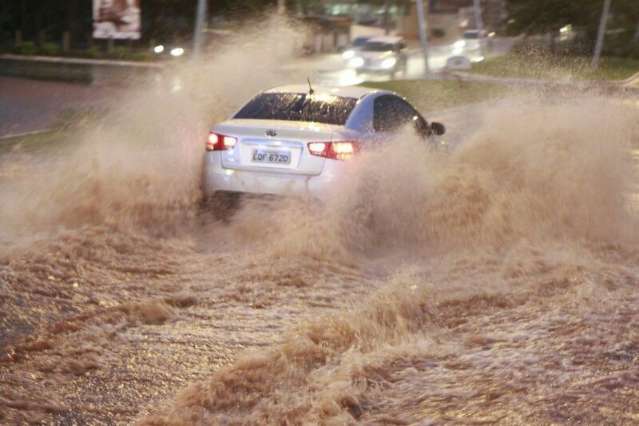 Em menos de 20 minutos, chuva inunda e arrasta ve&iacute;culos na Capital